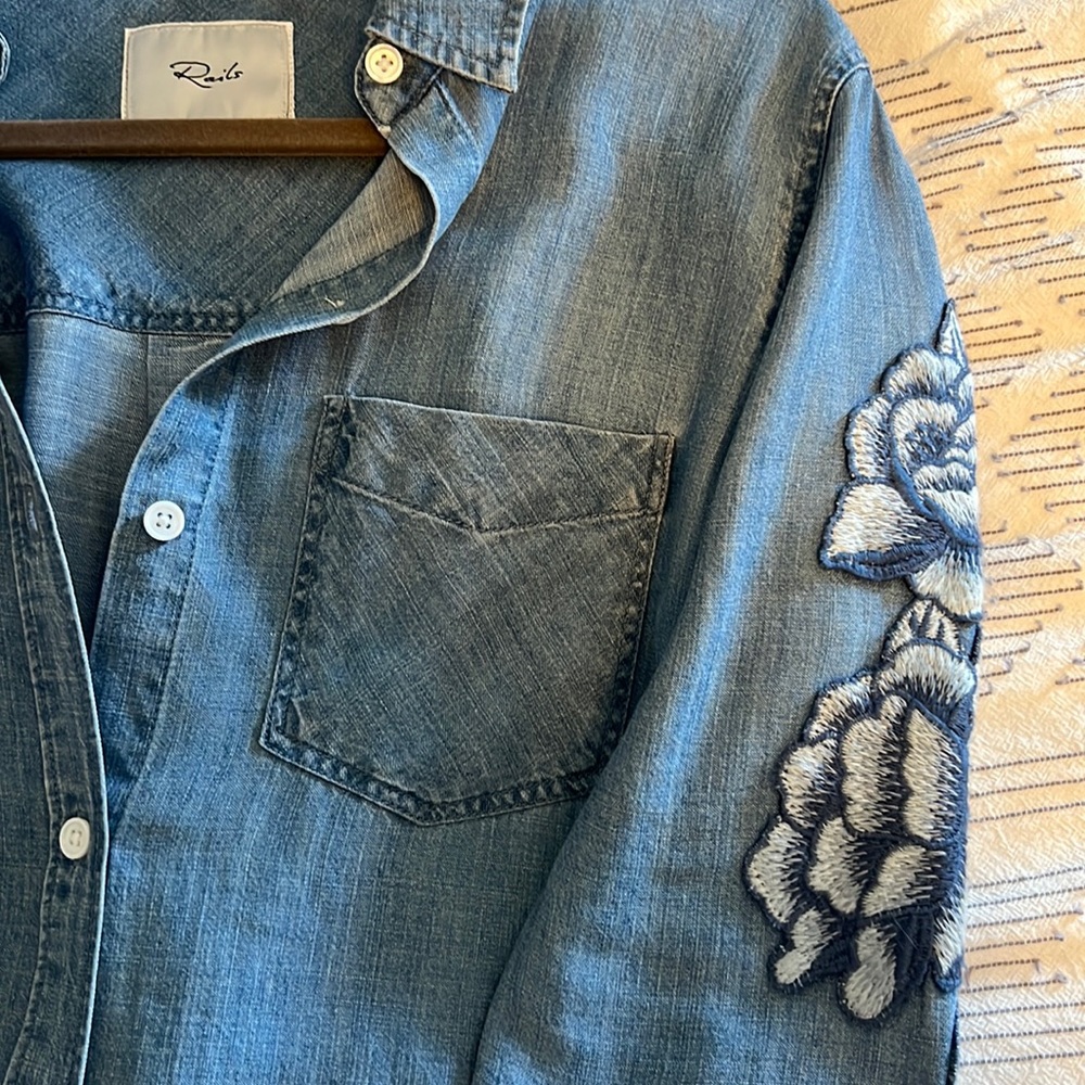 Light Wash XS Jean Button up from Rails with Rose appliqué | Like New | Soft